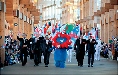 最終日のフラッグパレード(10月13日、大阪 写真提供:博覧会協会 ©Expo 2025)