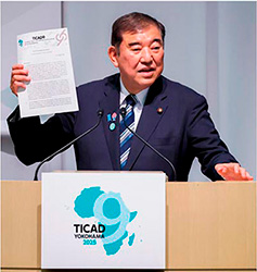 閉会式で成果文書を採択する石破総理大臣(8月22日、横浜 写真提供:首相官邸ホームページ)