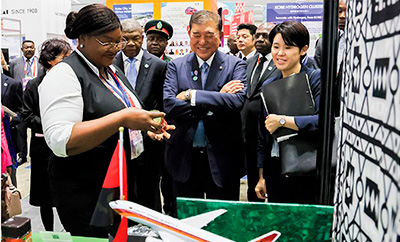 「TICAD Business Expo & Conference」の企業ブースを視察する石破総理大臣(8月21日、横浜 写真提供:首相官邸ホームページ)