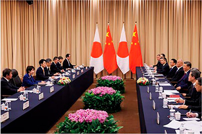 日中首脳会談(10月31日、韓国 写真提供:首相官邸ホームページ)