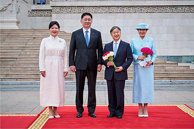 歓迎式典でフレルスフ大統領夫妻のお出迎えをお受けになった天皇皇后両陛下(7月8日、モンゴル・ウランバートル 写真提供:宮内庁)