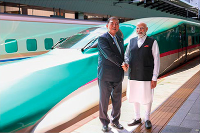 新幹線の前で握手する石破総理大臣とモディ首相（8月30日　東京駅　写真提供：首相官邸ホームページ）