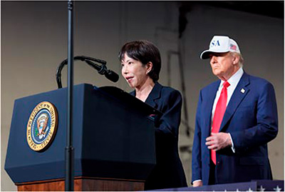 高市総理大臣とトランプ大統領による米空母「ジョージ・ワシントン」訪問（10月28日、横須賀　写真提供：首相官邸ホームページ）