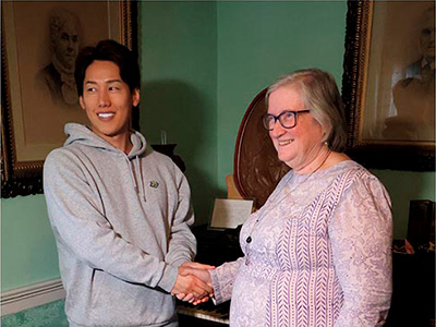 ウィルソン氏の生家にて、ボストン・レッドソックス吉田正尚選手とウィルソン氏の親族のアビゲイル・バルコム氏