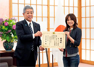 相川七瀬氏に対する「日本ブラジル友好交流親善大使」の委嘱(5月26日、東京)
