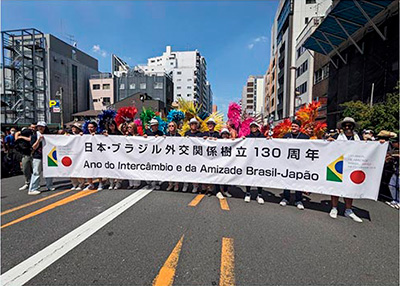 第40回浅草サンバカーニバルパレードコンテストに両国外交官も参加(8月30日、東京・浅草)
