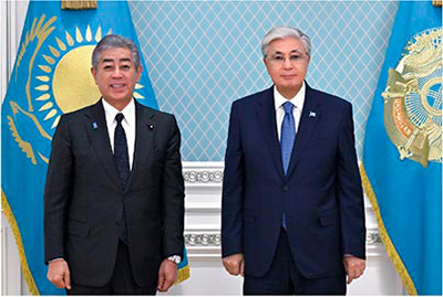 岩屋外務大臣によるトカエフ・カザフスタン大統領への表敬(8月25日、カザフスタン・アスタナ)