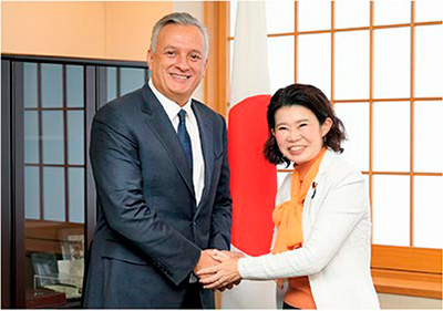 ジダン・モロッコ王国首相付投資・公共政策統合・評価担当特命相と会談する国光外務副大臣(10月30日、東京)