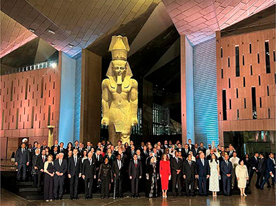 大エジプト博物館正式開館式典の出席賓客一同、ラムセス2世像と共に(11月1日、エジプト・ギザ)