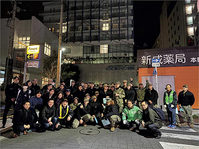 夜間巡回パトロールに参加したメンバーでの集合写真