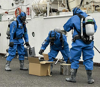 港湾訓練における警視庁による容疑物質の簡易検査（12月3日、東京）