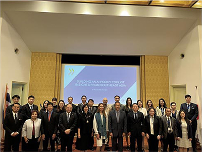 OECD「AI政策ツールキット」共創ワークショップ後の集合写真(8月6日、タイ・バンコク)