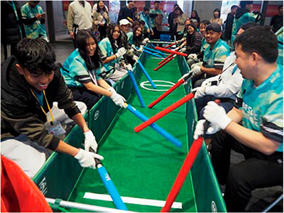 JENESYS「日本・ASEANスポーツ（サッカー）×SDGs交流」棒サッカー体験（10月31日、大阪　写真提供：日本国際協力センター）