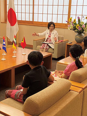「こども霞が関見学デー」における生稲外務大臣政務官とこどもたちとの交流の様子（8月6日、外務省）