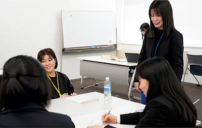 「学生と語る」での分科会の様子（学生と外務省職員で議論）（2月13日、外務省）