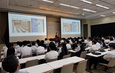 「高校講座」の講演の様子（「核兵器のない世界」に向けた取組に関する講義）（6月11日、広島県福山市内）