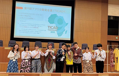 「小中高生の外務省訪問」の様子（TICAD 9に向けアフリカ文化も体験）（5月13日、外務省）