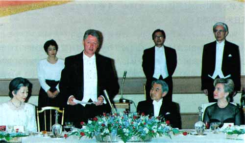 宮中晩餐会にてスピーチをするクリントン米大統領(4月)