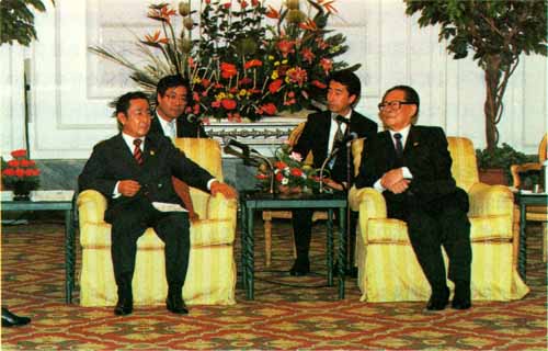 江沢民中国国家主席と会議する橋本総理大臣（11月）