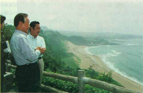 済州島において金泳三韓国大統領と会談する橋本総理大臣（6月）
