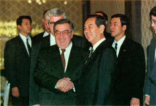 プリマコフ・ロシア外相と会談する池田外務大臣（11月）