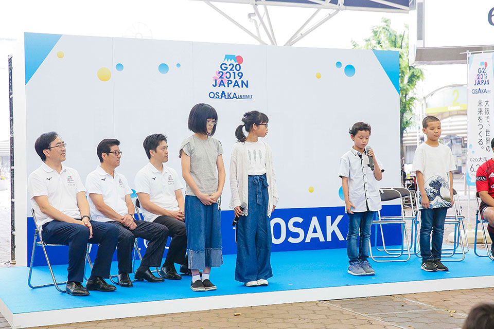 （写真）歓迎の意を伝える、ウェルカムボードを作成 2