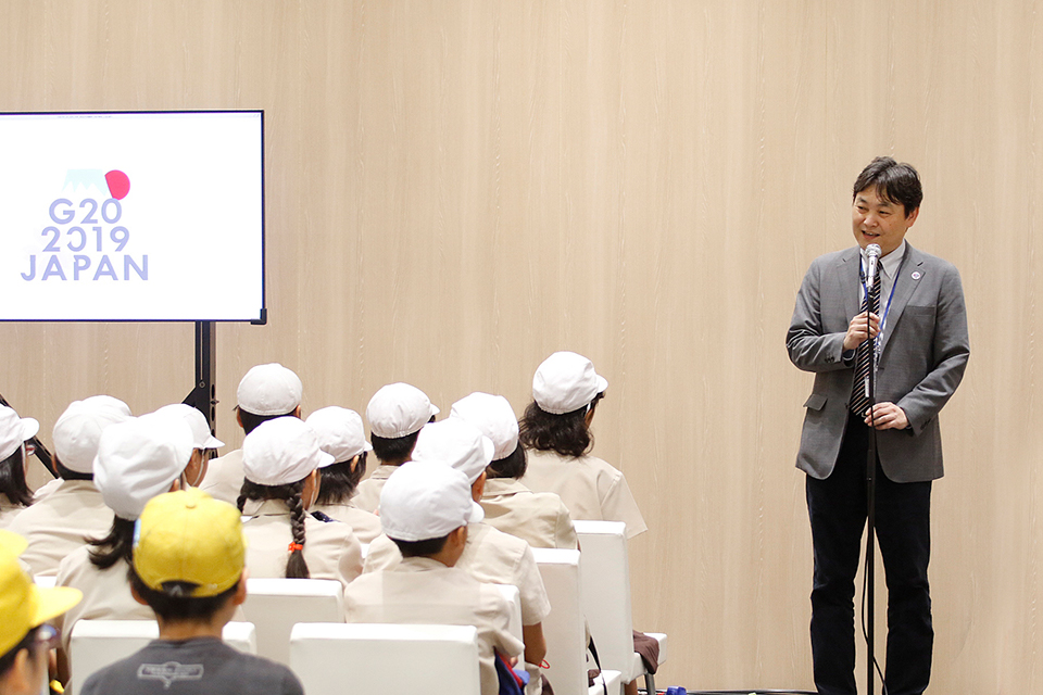 （写真）市民ら約2,000名が本会議場などを見学 2