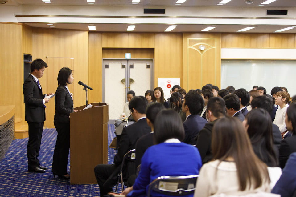 （写真）報告会で議論の成果を発表 1