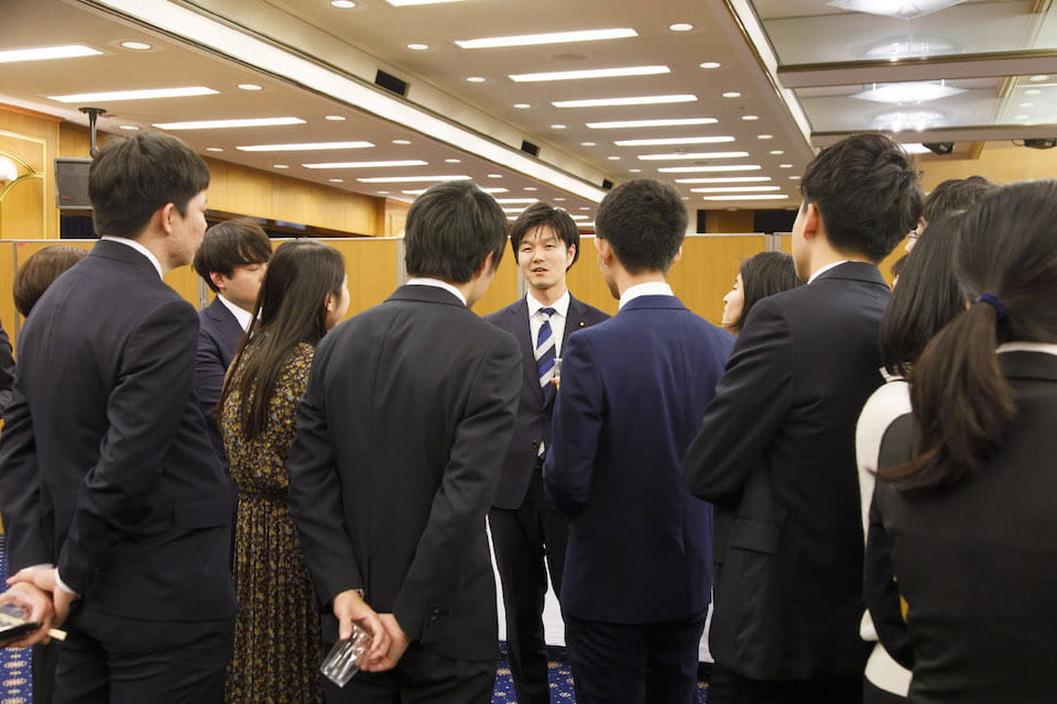 （写真）報告会で議論の成果を発表 2