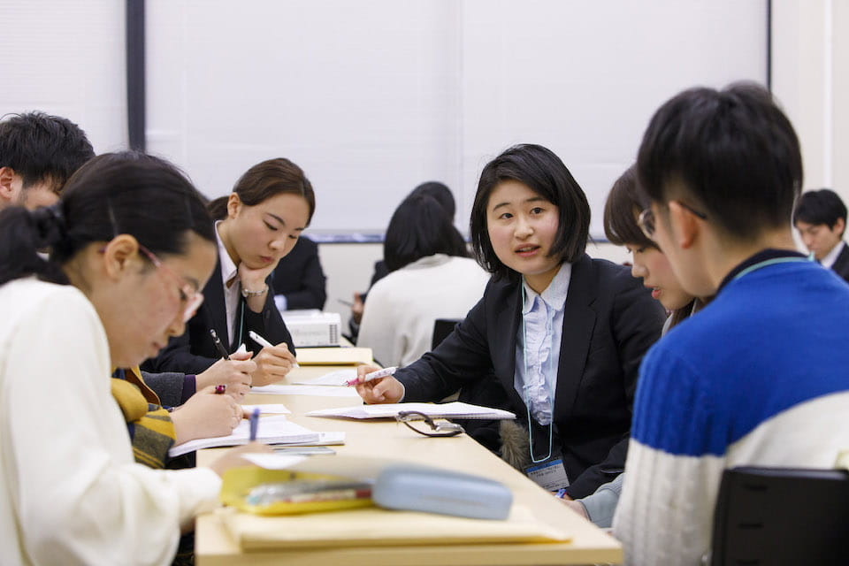 （写真）報告会で議論の成果を発表 3