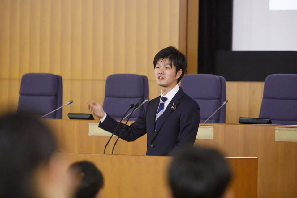 （写真）報告会で議論の成果を発表 4