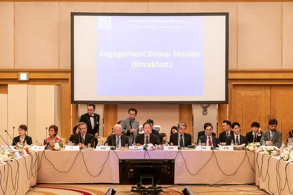 （写真）エンゲージメント・グループとの協議 1