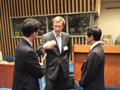 （写真）トートCTBTO（包括的核実験禁止条約機関）準備委員会事務局長と会談を行う伊藤大臣政務官