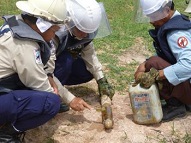 （写真）ロケット弾の識別要領