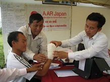 (写真）包帯の巻き方を指導