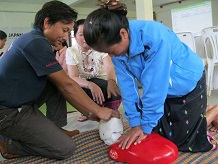 （写真）心臓マッサージを指導