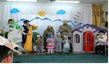(写真）保護者参加の幼稚園行事｢本を読みましょう！」