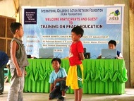 (写真）「平和の学校」研修-身近な場所で起こるケンカや問題を寸劇で再現