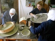 （写真）女性を対象とした加工食品作成技術の指導 - スパイス作りのワークショップ