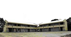 L字型に建てられている校舎