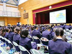 (写真1)練馬区立大泉中学校の3年生75名を対象にODA出前講座を行いました。