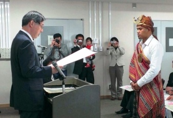 （写真2）博士号を授与されるモンテイロ博士