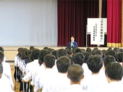 （写真1）講師の国際協力局国別開発協力第三課の水谷俊彦事務官