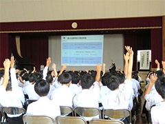 （写真2）愛知県立一宮西高等学校の1年生約360名を対象にODA出前講座を行いました