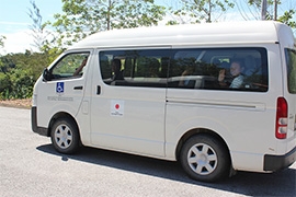 (写真6)供与車両によるムヒバ利用者送迎の様子