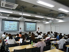(写真2)実践女子大学人間社会学部の学生30名を対象にODA出前講座を行いました