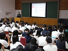 （写真1）講師の地球規模課題総括課の吉﨑外交実務研修員