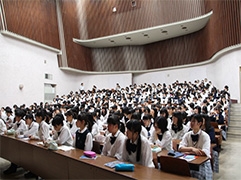（写真2）相模女子大学高等部の1年生約360名を対象にODA出前講座を行いました