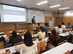 （写真1）地球規模課題総括課の村上事務官を講師として講義を行いました。