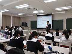 （写真2）今回の出前講座では，「日本の開発協力と途上国の現状について」というテーマで講義を行いました。
